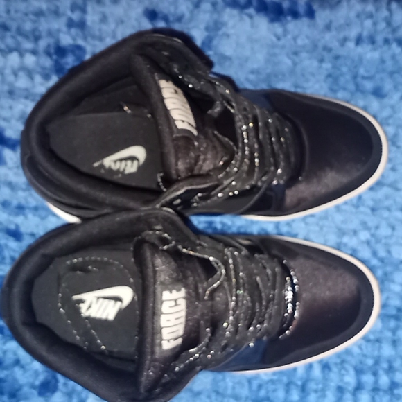 Nikes - Picture 3 of 6